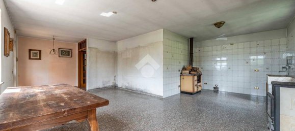 4 bedrooms Villa in Erbezzo, Italy No. 267205 10