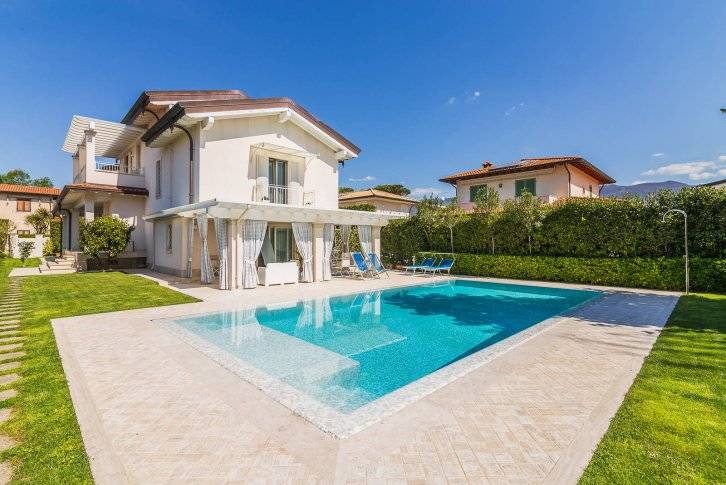 6 bedrooms Villa in Forte dei Marmi, Italy No. 69373