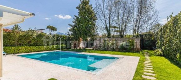 6 bedrooms Villa in Forte dei Marmi, Italy No. 69373 3