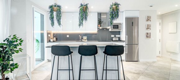 Apartamento de 3 dormitorios en Marbella, Spain No. 136799 2