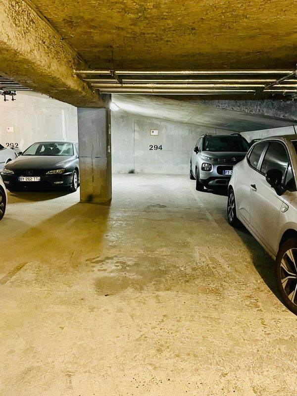 Парковка 26м² в Сюрен, Франция № 182567