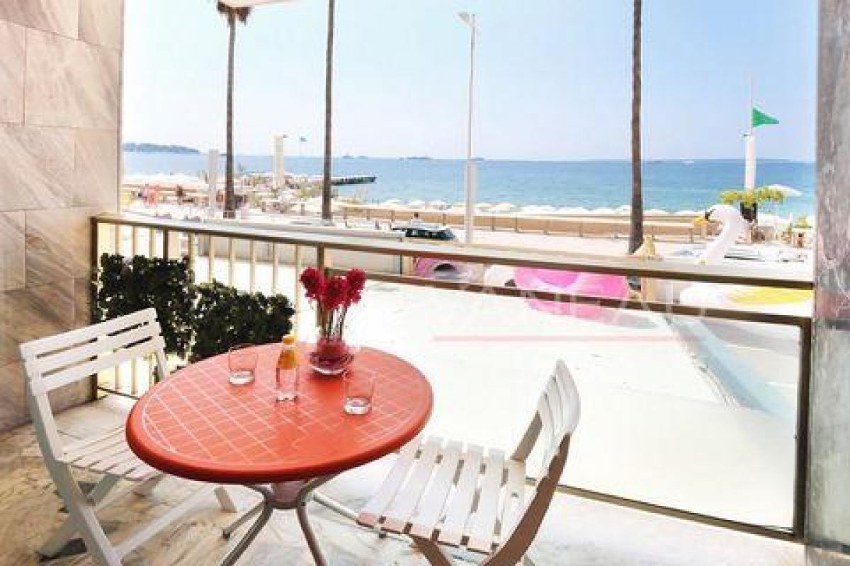 2 bedrooms Condo in Antibes, France No. 27399