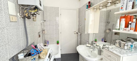 3 rooms Apartment in Rome, Italy No. 22881 23