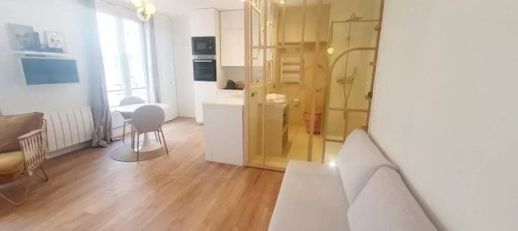 Studio in Paris, France No. 172230 12