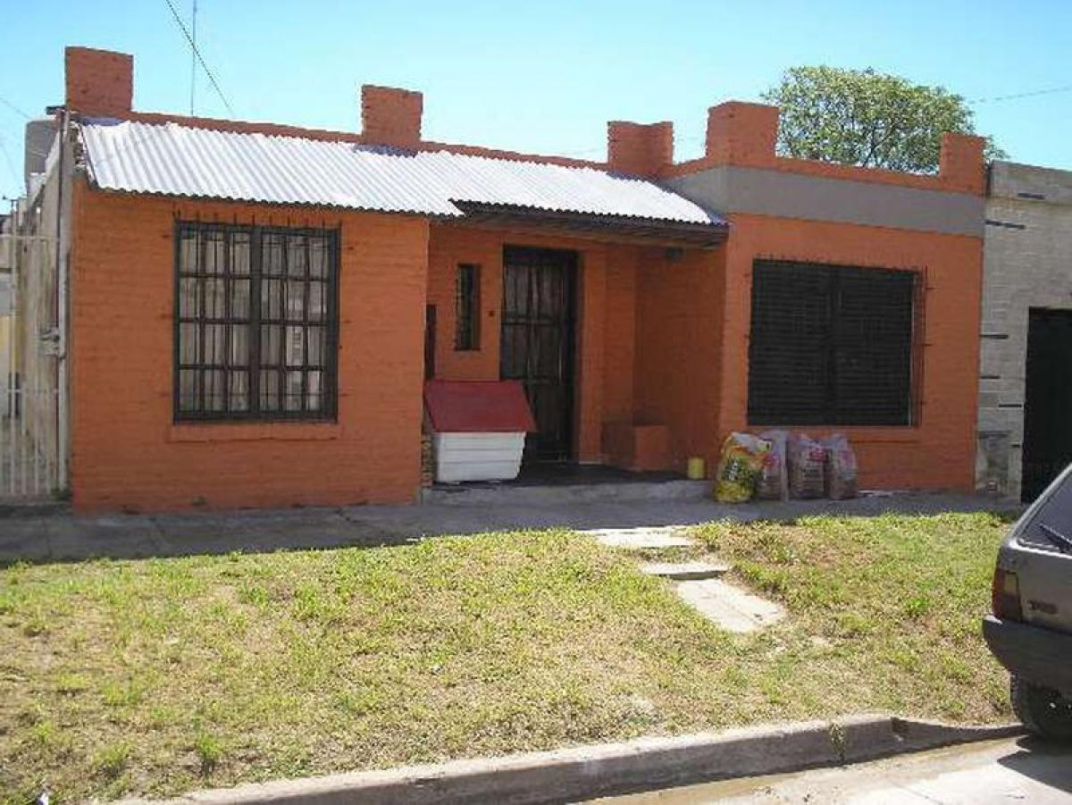 Casa de 2 dormitorios en Morón, Argentina No. 11938