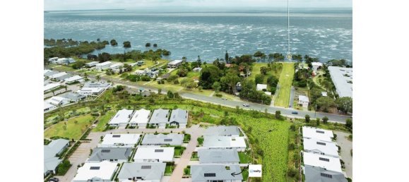 3 bedrooms House in Beachmere, Australia No. 471 4