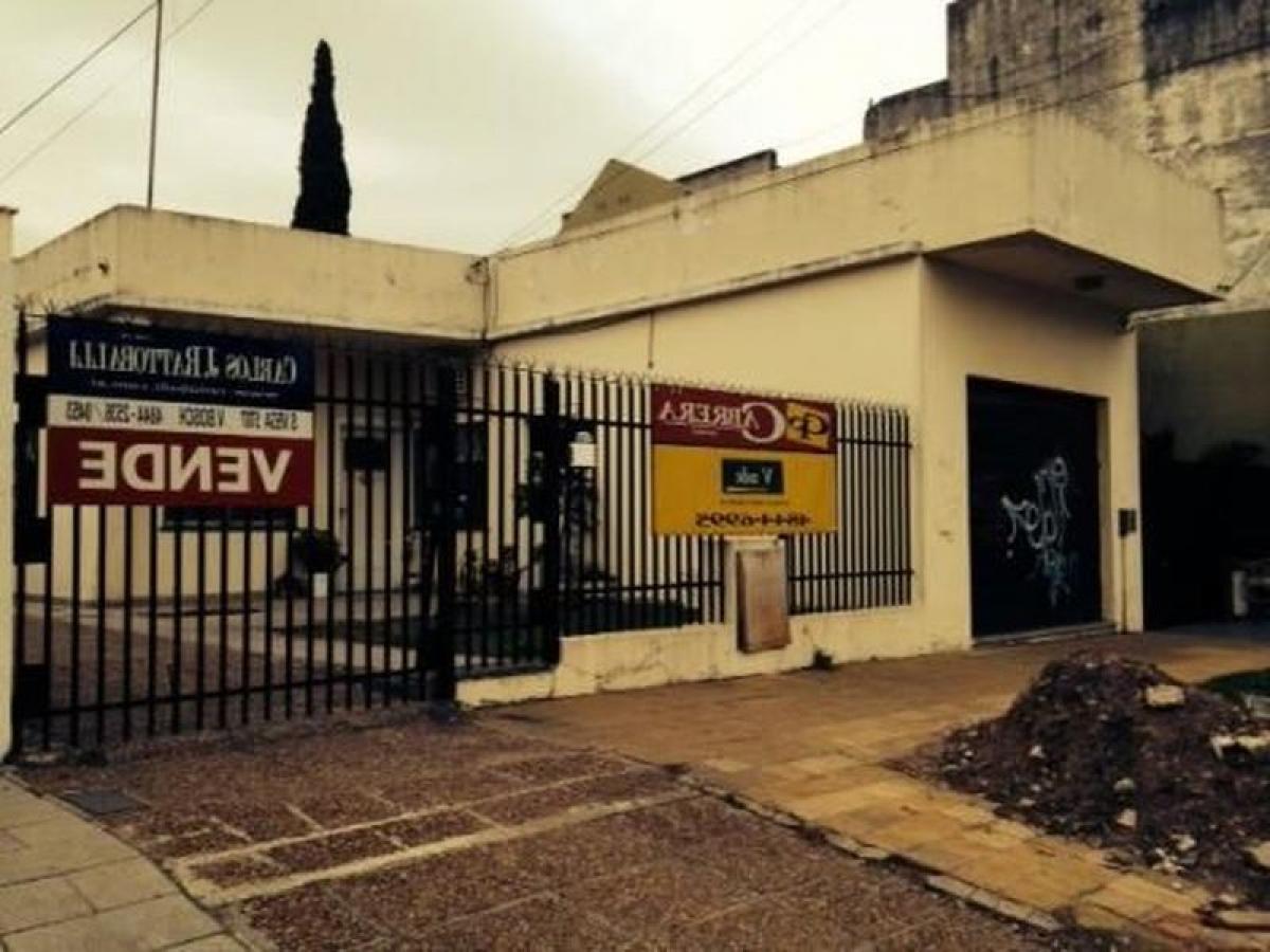 Casa de 4 dormitorios en Tres de Febrero, Argentina No. 9363