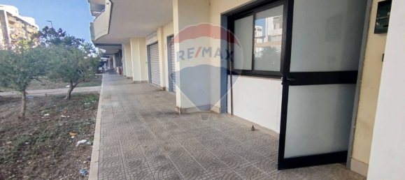 70m² Commercial property in Bari, Italy No. 39588 6