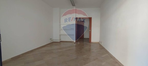 70m² Commercial property in Bari, Italy No. 39588 5