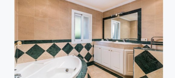 3 bedrooms Villa in Marbella, Spain No. 261070 12