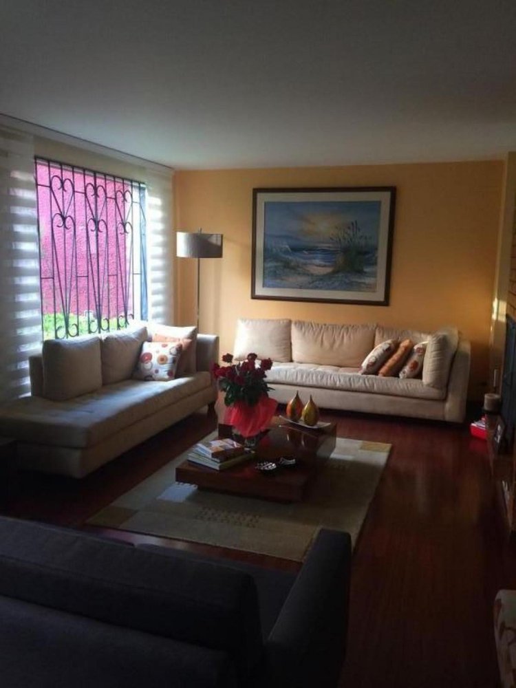 Casa de 4 dormitorios en Bogotá, Colombia No. 14437