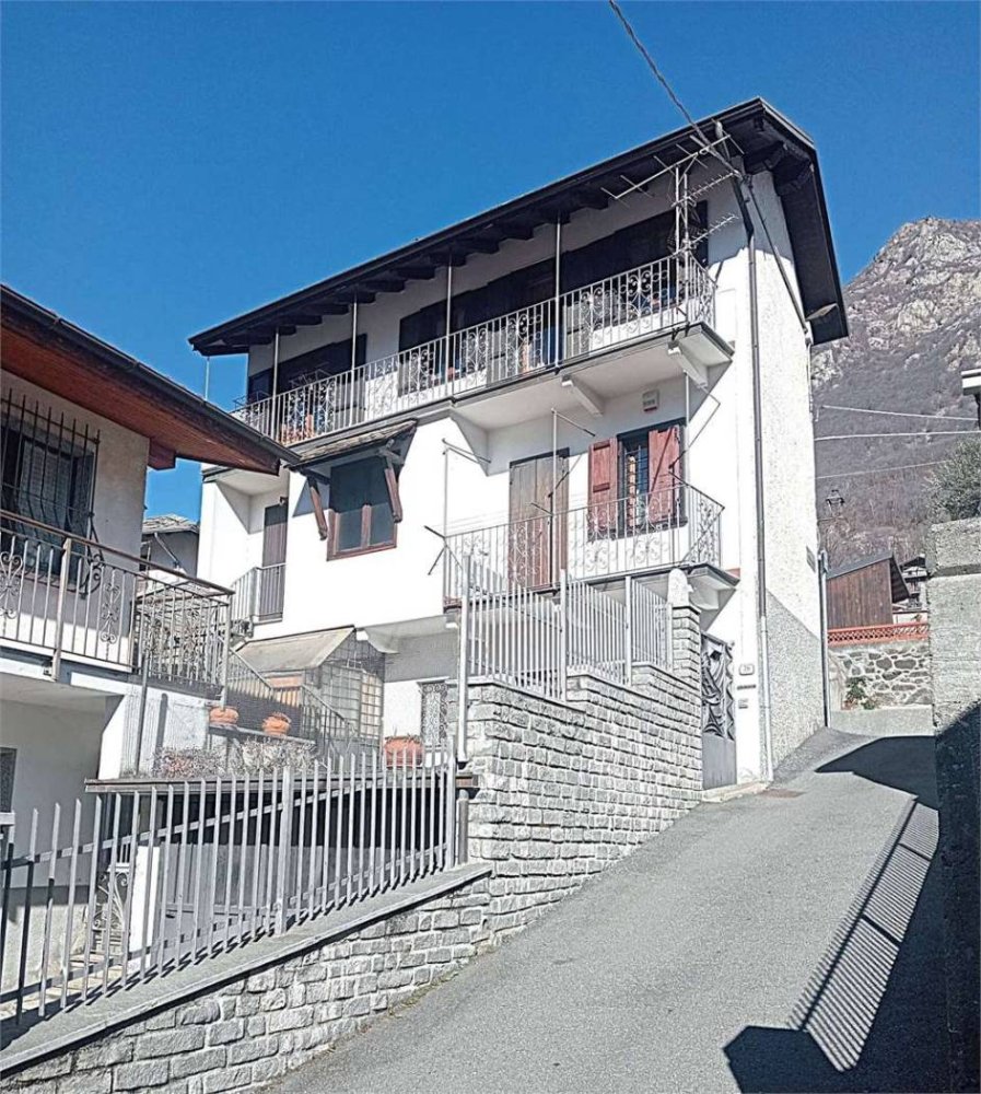 Дом с 5 комнатами в Доннас, Италия № 348527