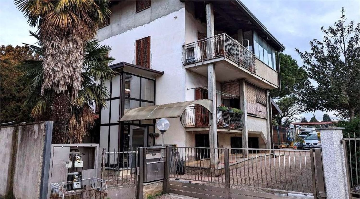 7 rooms Apartment in Venegono Inferiore, Italy No. 181410