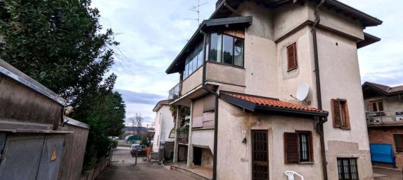 7 rooms Apartment in Venegono Inferiore, Italy No. 181410 2