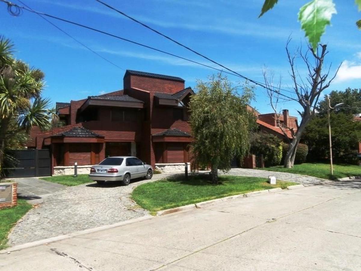 6 bedrooms House in Mar del Plata, Argentina No. 100611