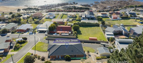 3 bedrooms House in Penguin, Australia No. 647 4