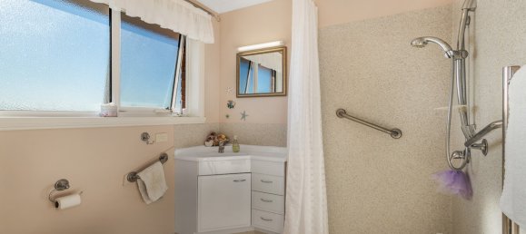 3 bedrooms House in Penguin, Australia No. 647 13