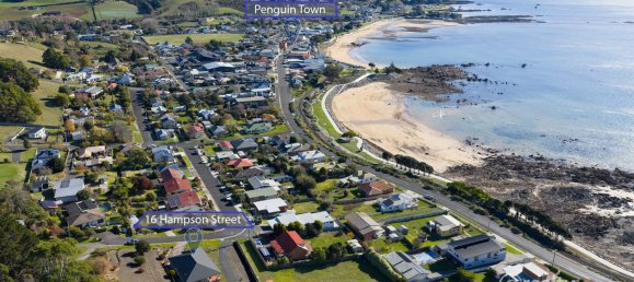 3 bedrooms House in Penguin, Australia No. 647 3