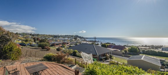 3 bedrooms House in Penguin, Australia No. 647 2