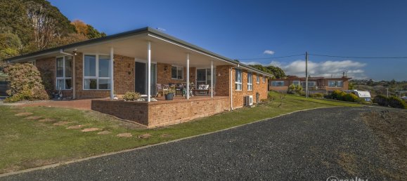 3 bedrooms House in Penguin, Australia No. 647 18