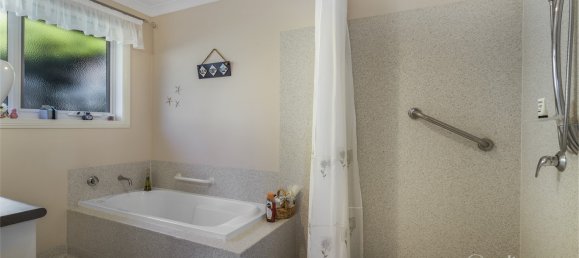 3 bedrooms House in Penguin, Australia No. 647 15