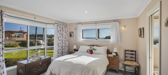 3 bedrooms House in Penguin, Australia No. 647 12