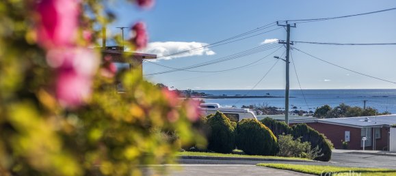 3 bedrooms House in Penguin, Australia No. 647 9