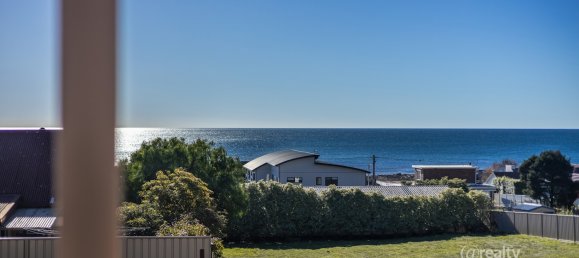 3 bedrooms House in Penguin, Australia No. 647 5