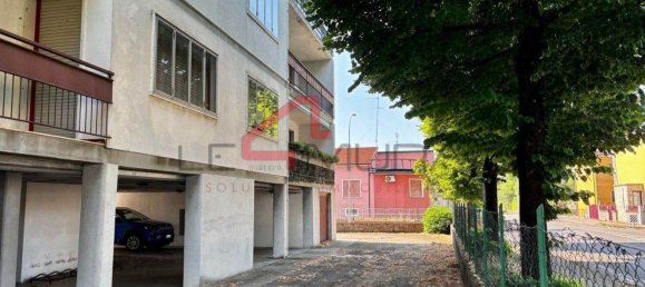 6 rooms Apartment in Nogara, Italy No. 300908 9