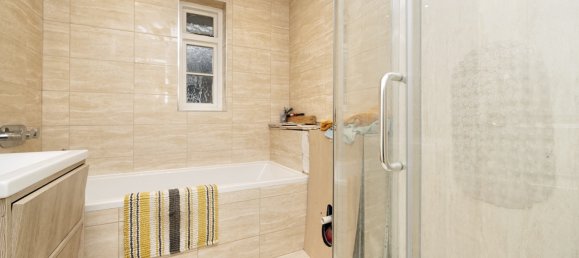 House in Egham, United Kingdom No. 2352 15