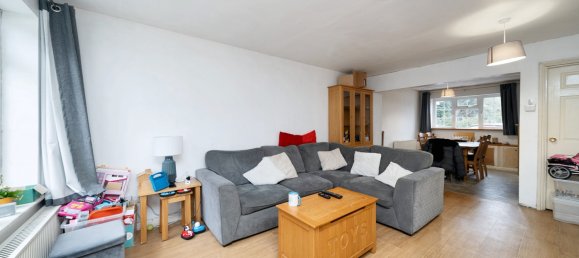 House in Egham, United Kingdom No. 2352 2