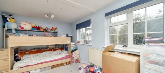 House in Egham, United Kingdom No. 2352 11