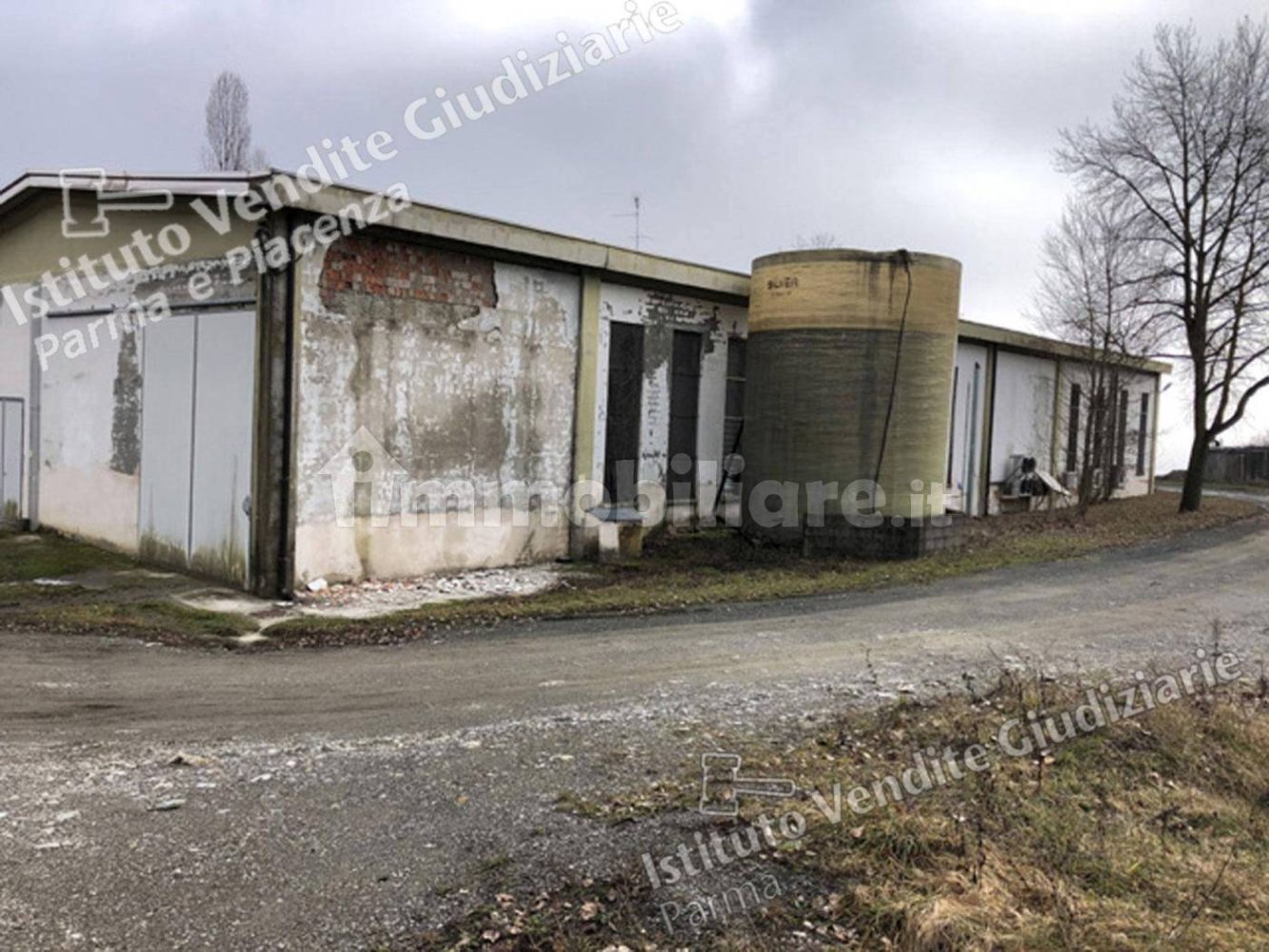 758m² Building in Bore, Italy No. 391044