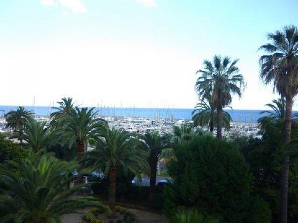 2 bedrooms Condo in Menton, France No. 15959