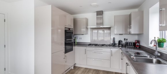 4 bedrooms House in Horley, United Kingdom No. 1072 5