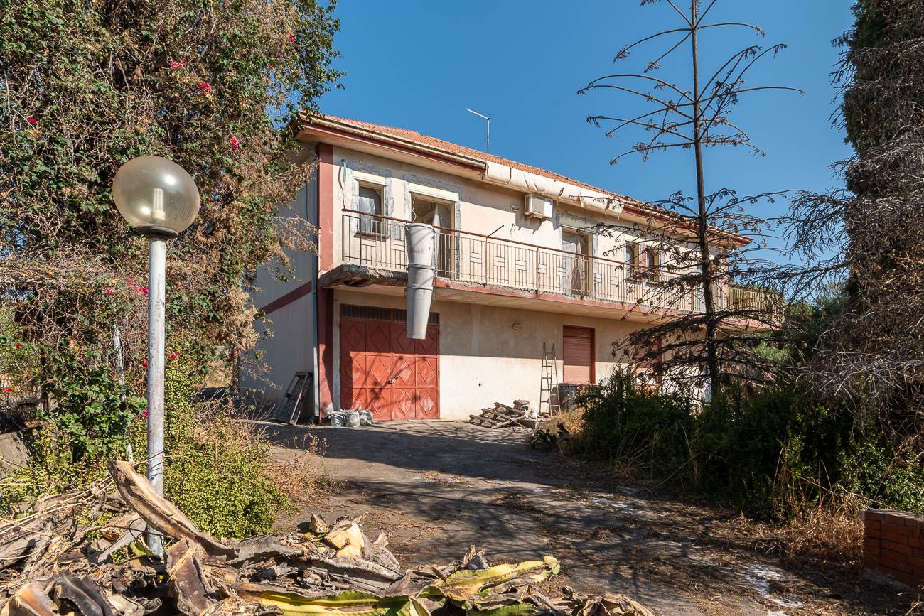 Villa de 4 dormitorios en Misterbianco, Italy No. 282818