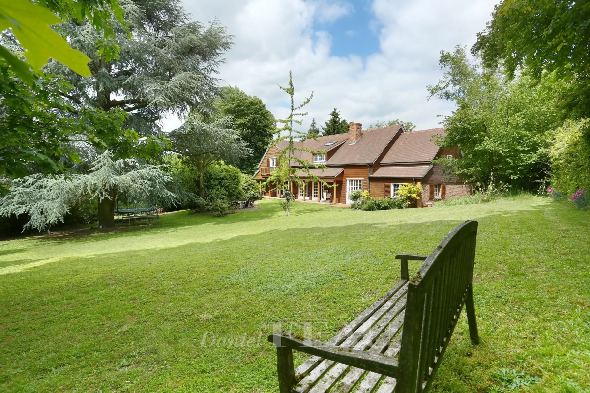 10 rooms House in Garches, France No. 180425