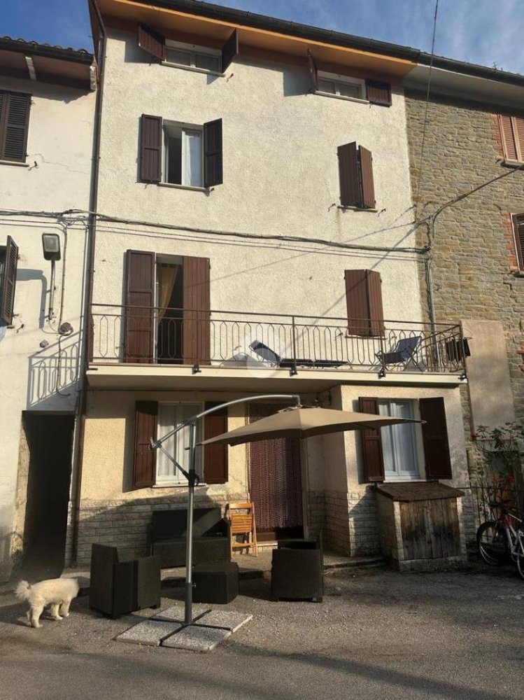 3 rooms Building in Cantiano, Italy No. 344610