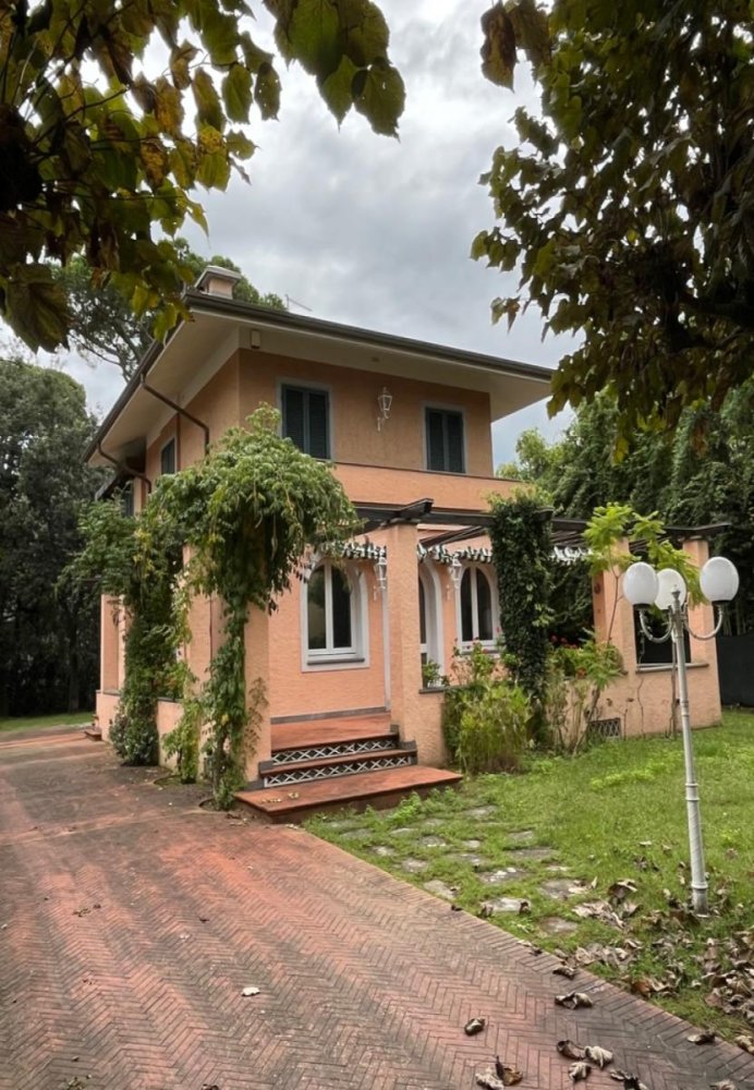 6 bedrooms Villa in Forte dei Marmi, Italy No. 81548