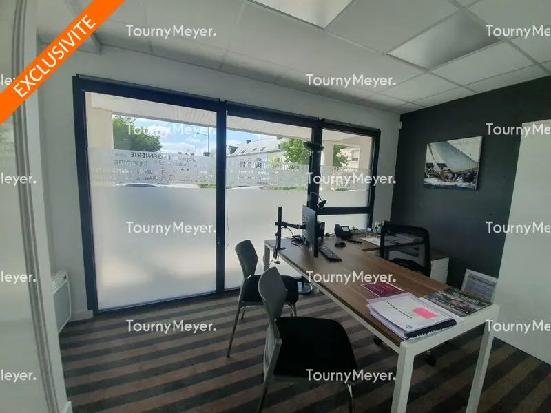 95m² Office in Hennebont, France No. 290121
