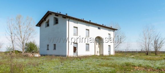 8 rooms House in Correggio, Italy No. 222626 5
