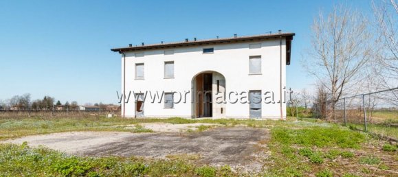 8 rooms House in Correggio, Italy No. 222626 3