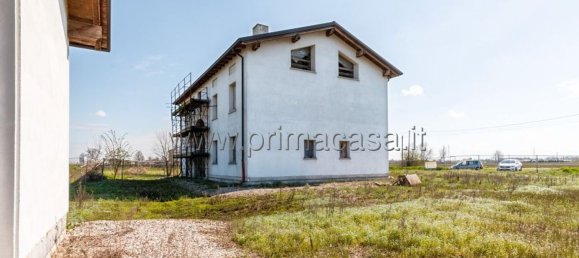 8 rooms House in Correggio, Italy No. 222626 6