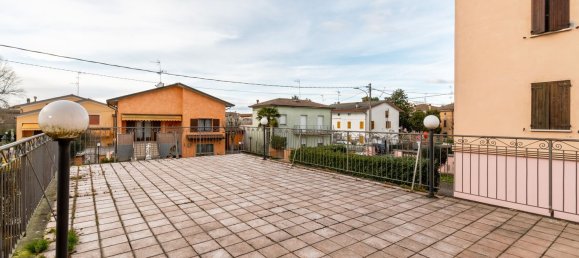 Casa de 5 habitaciónes en San Prospero, Italy No. 222584 32