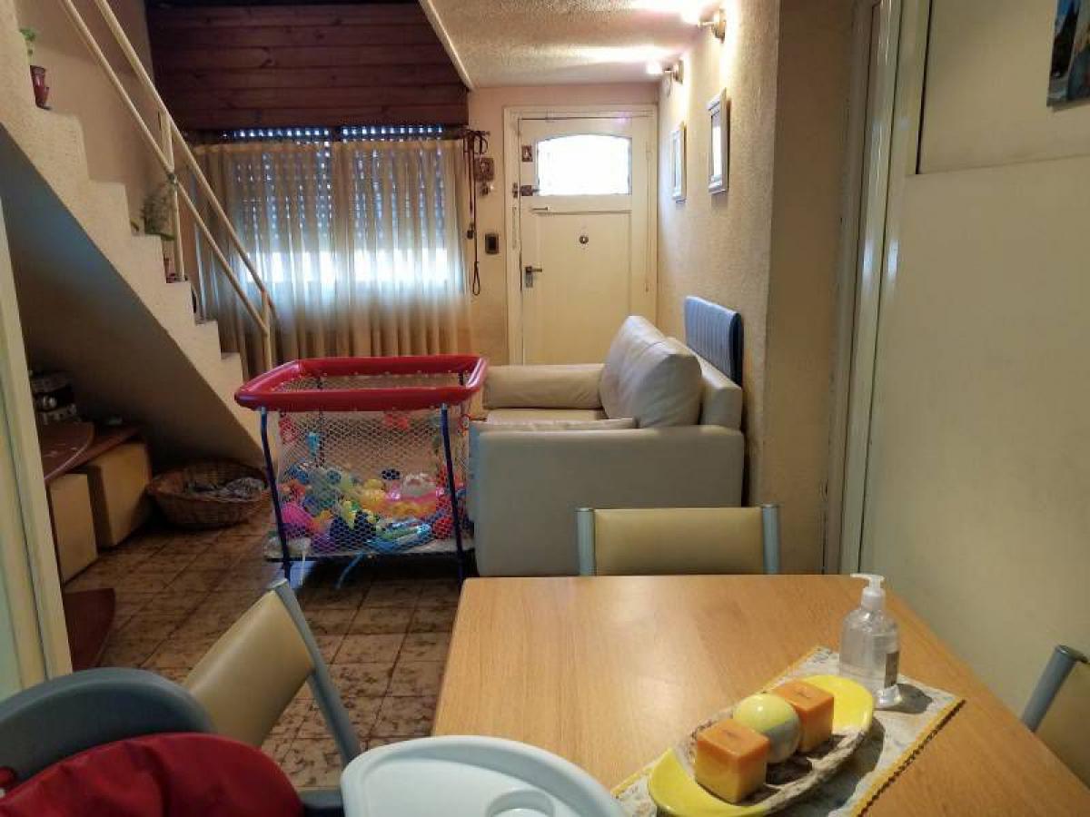 3 bedrooms House in Lanus, Argentina No. 53403