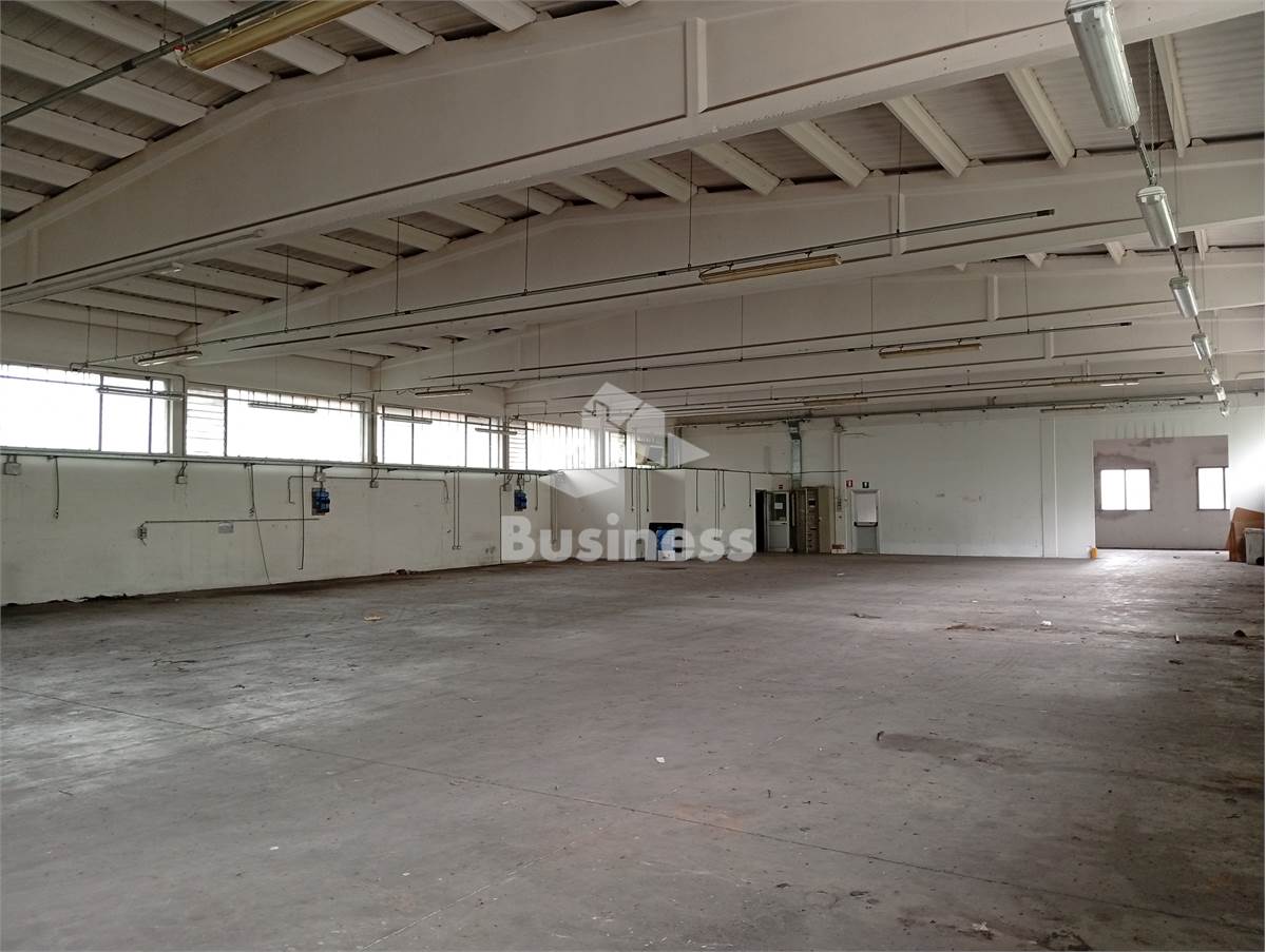 8 rooms Warehouse in Reggio Emilia, Italy No. 385703