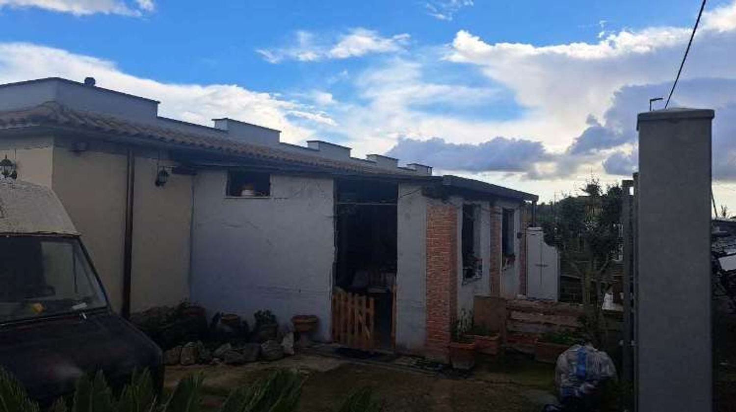 7 rooms Apartment in Ardea, Italy No. 15004