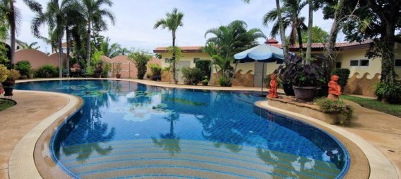 4 bedrooms House in Pattaya, Thailand No. 61501 2