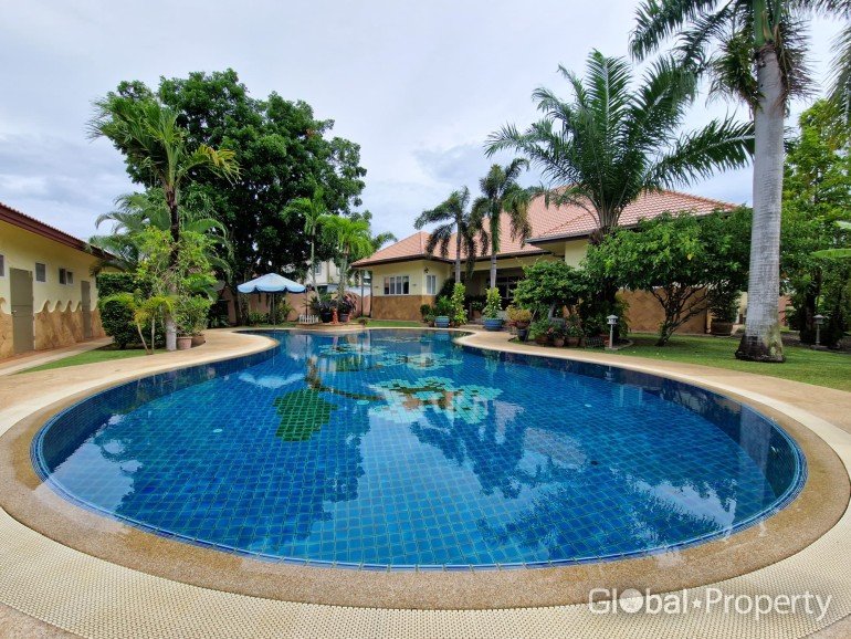 4 bedrooms House in Pattaya, Thailand No. 61501