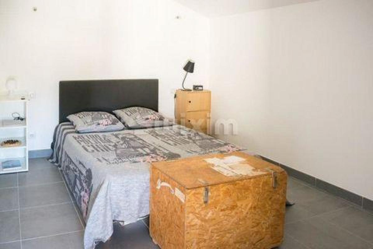 3 bedrooms Shop in Tarascon, France No. 18806